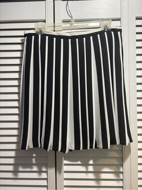Vince Camuto Black & White Vertical Stripe Accordion Pleated Skirt